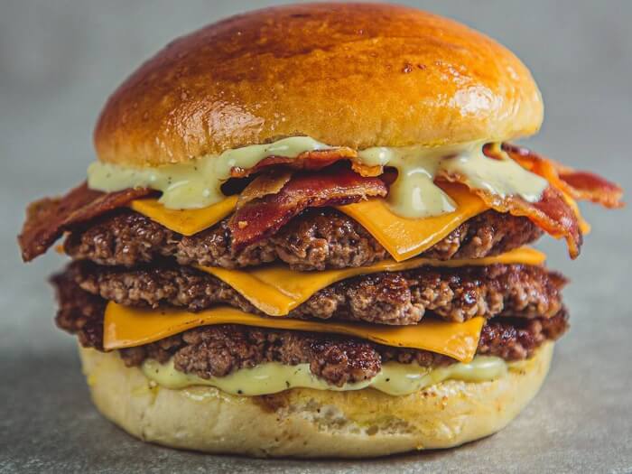 Triple Smash: três smashs de 80g com bacon crocante e molho da casa
